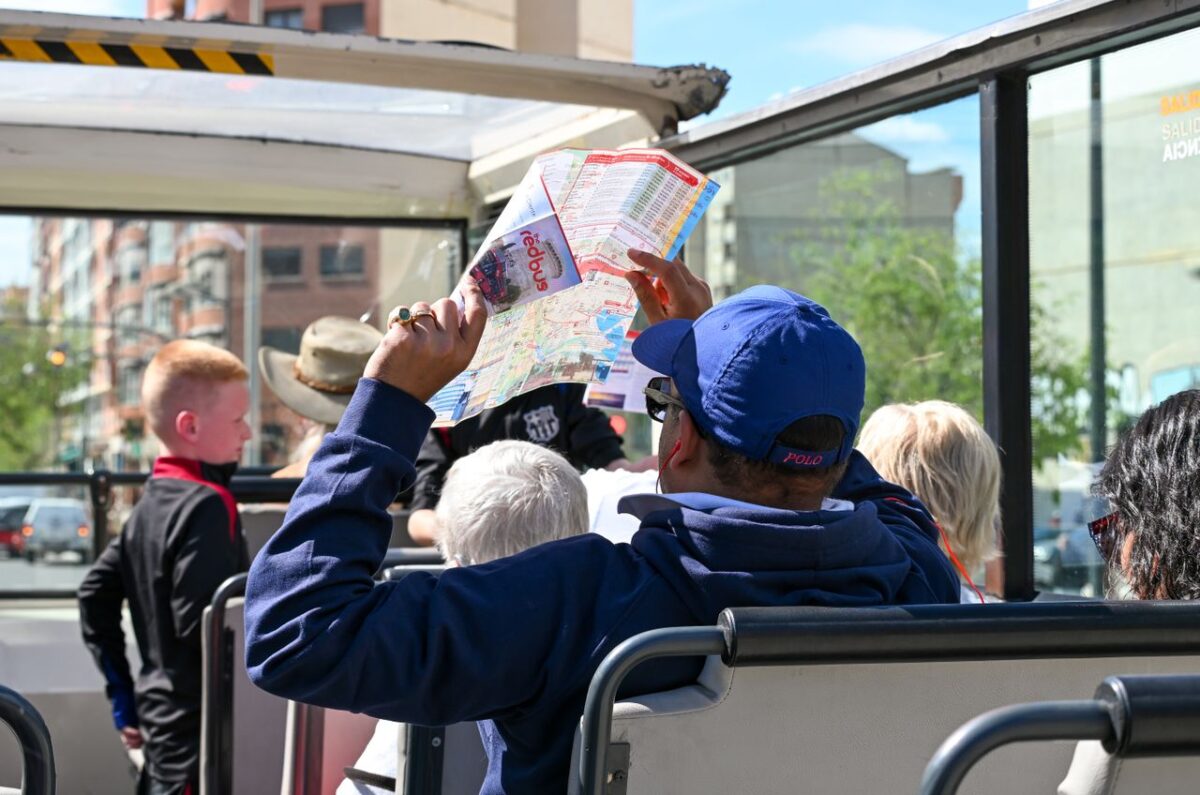 Balades Guidées Tourists explore Valencia on an open-top bus tour, highlighting city sights and attractions.